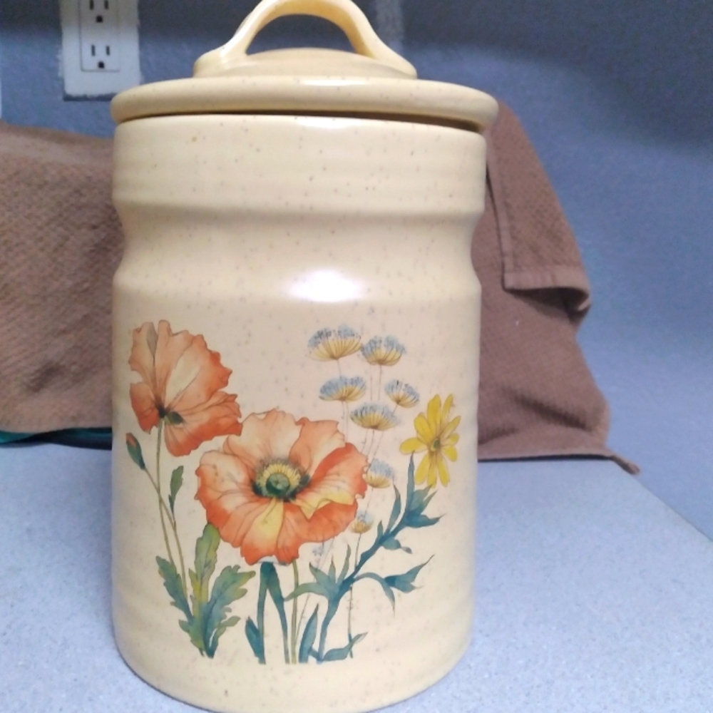 Stunning Treasure Craft Poppy canister!